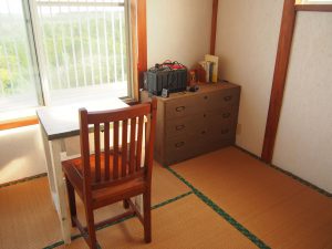 Tatami mat and chest of drawers.