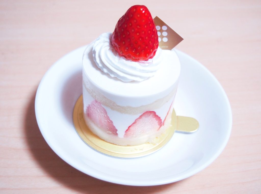 Vegan strawberry sponge cake