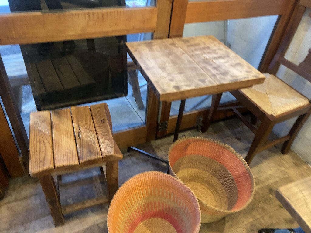 Tab;e Seat of Medel deli